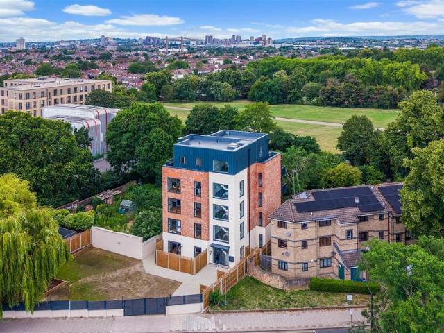 Flat for sale in Harlesden, Greater London