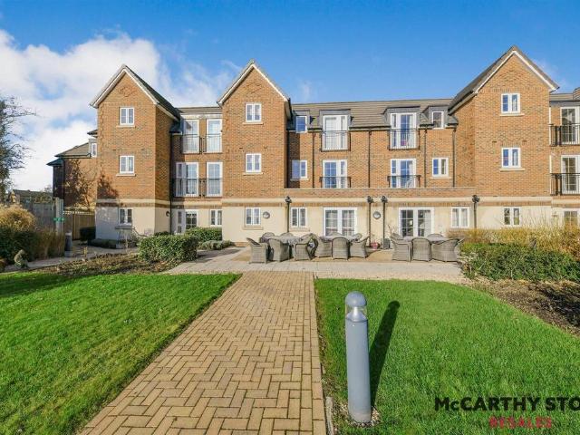 Flat for sale in Knebworth, King's Walden