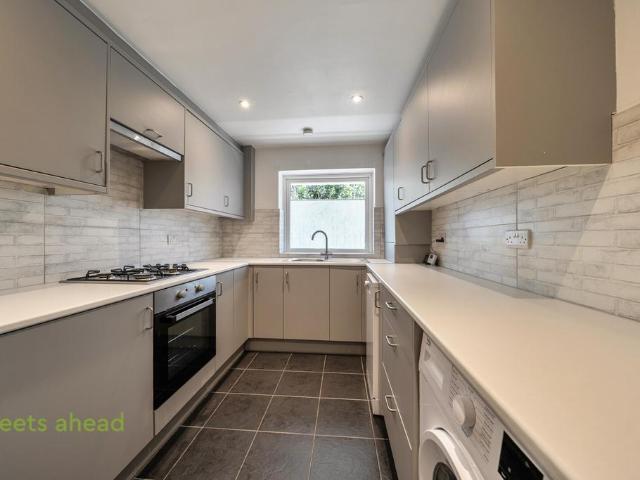Flat for sale in London Borough of Croydon, Selhurst