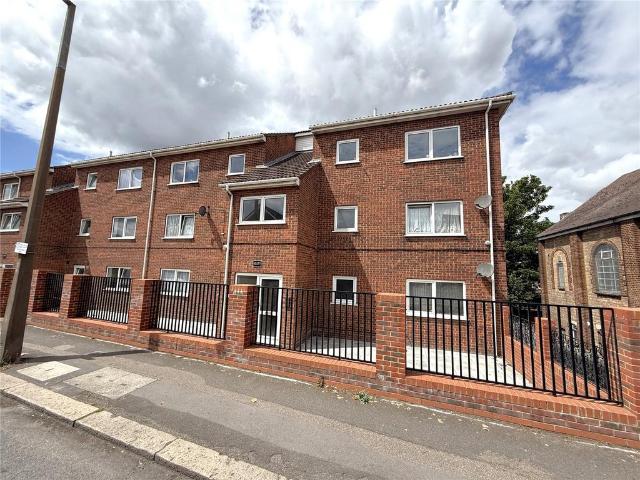 Flat for sale in Grays, Essex