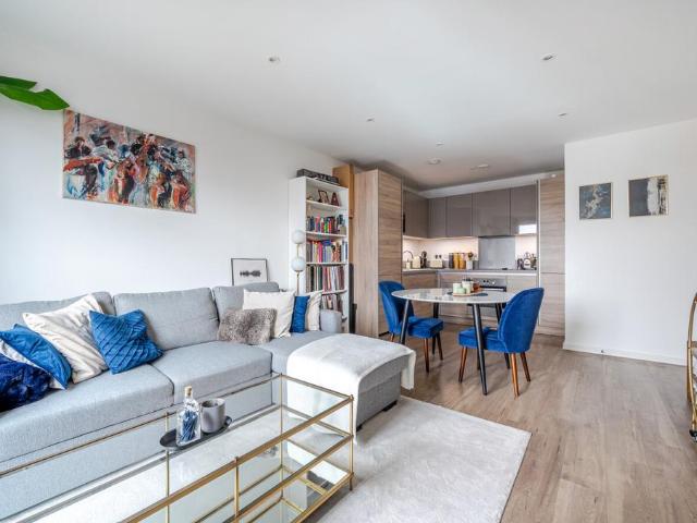 Flat for sale in Canning Town, Greater London