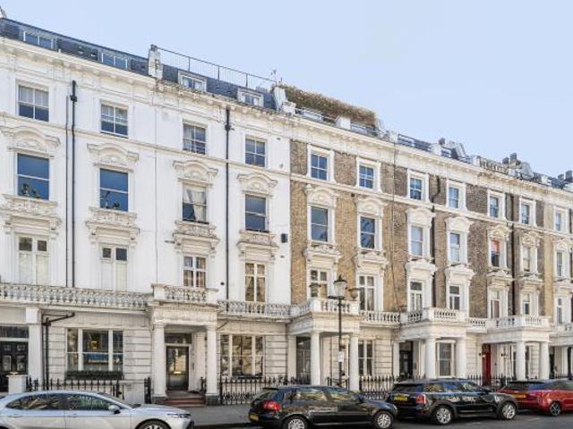 Flat for sale in Kensington, Greater London