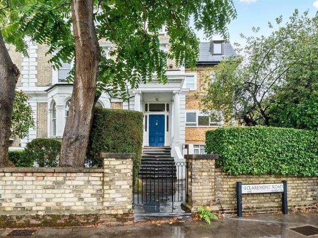 Flat for sale in Surbiton, Greater London