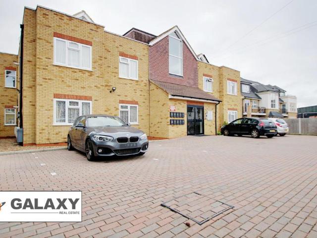 Flat for sale in West Bedfont, Lower Halliford