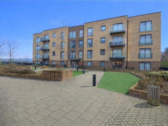 Flat for sale in Spring Park, Luton