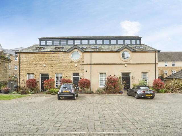 Flat for sale in Tranmere Park, West Yorkshire