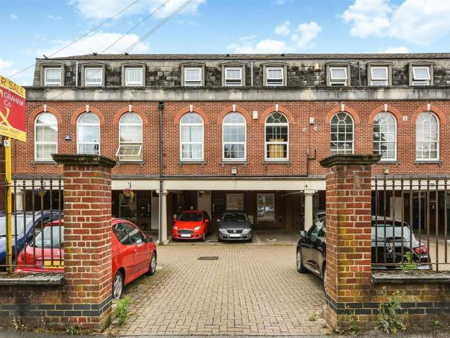 Flat for sale in Barton Stacey, Hampshire