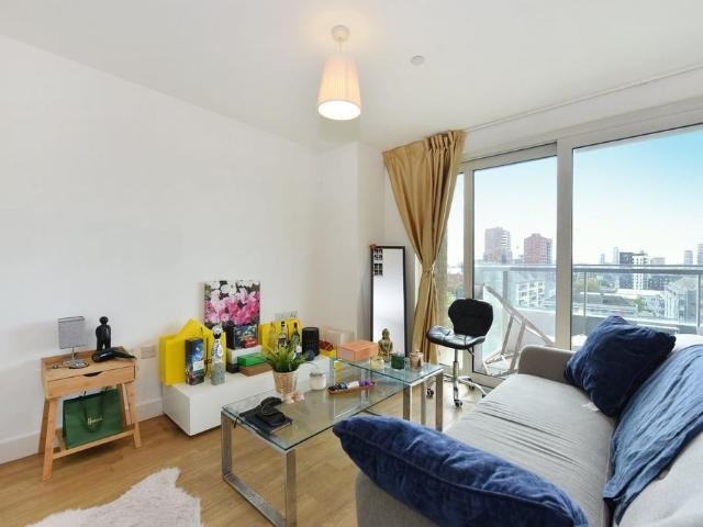 Flat for sale in Bromley-by-Bow, Bow