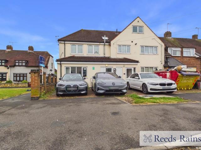 Flat for sale in Collier Row, Greater London