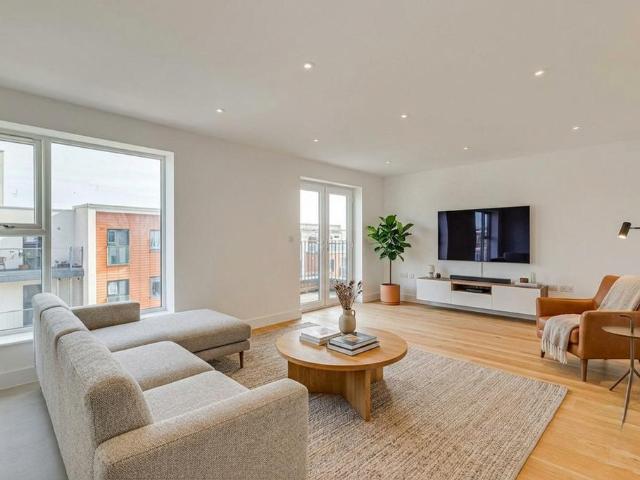 Flat for sale in Alton Barnes, Essex