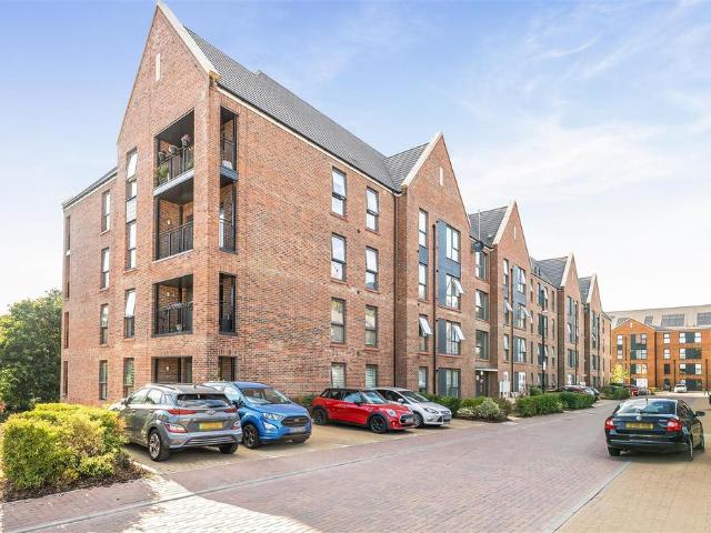 Flat for sale in Allington, Midway