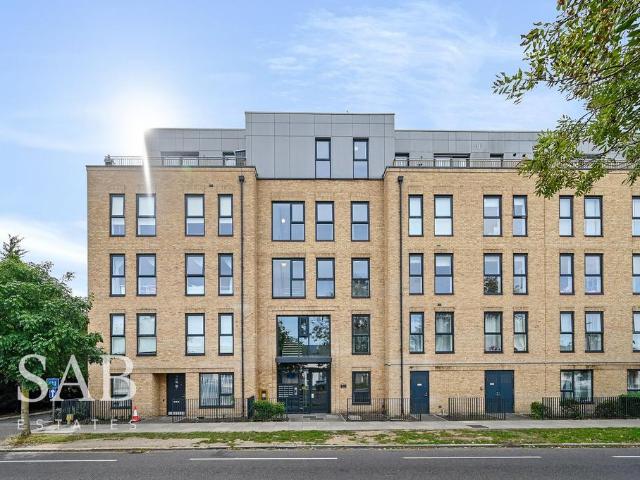 Flat for sale in London Borough of Ealing, Greater London