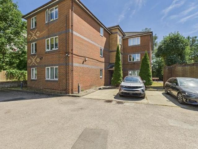 Flat for sale in Broxbourne, Hertfordshire