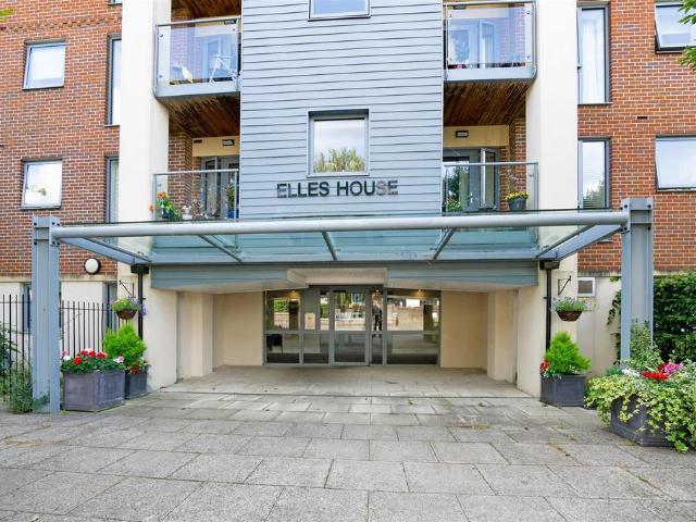 Flat for sale in Wallington, Greater London