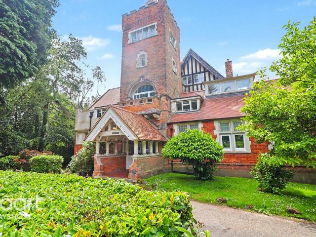 Flat for sale in Fole, Surrey