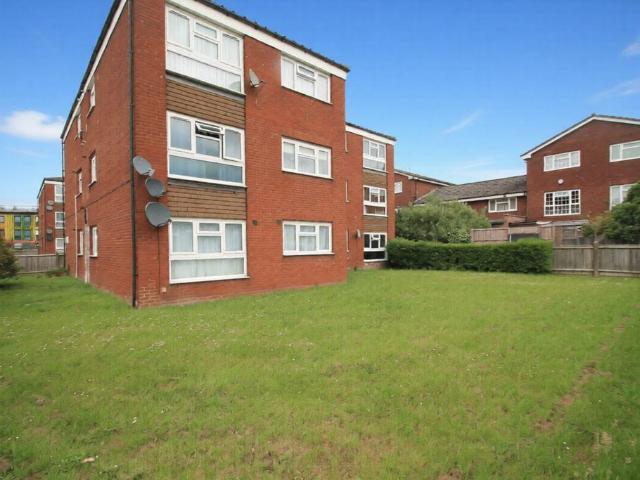 Flat for sale in London Borough of Ealing, Greater London