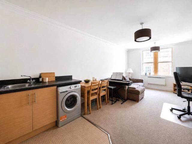 Flat for sale in Balham, Greater London