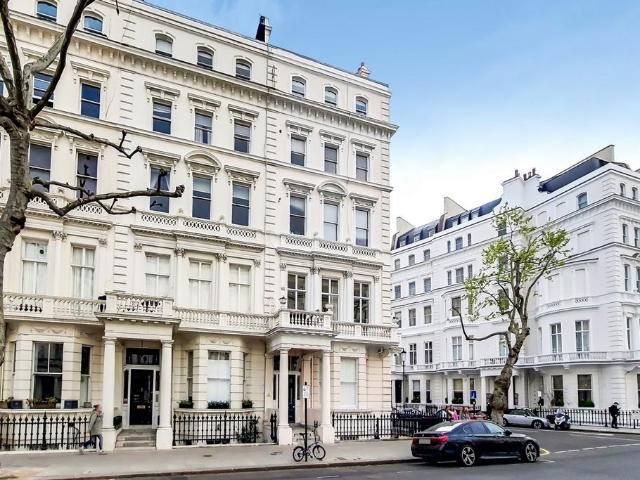 Flat for sale in Royal Borough of Kensington and Chelsea, Greater London