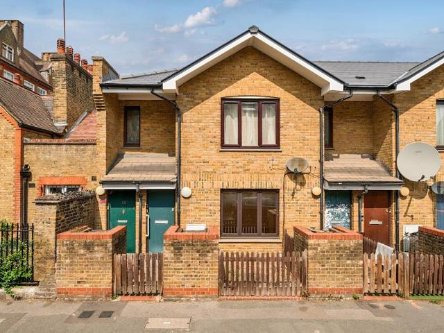 Flat for sale in Stockwell, Greater London
