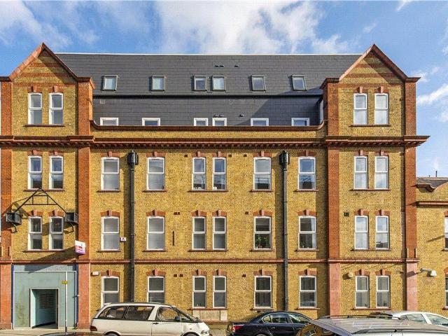 Flat for sale in London Borough of Ealing, Greater London