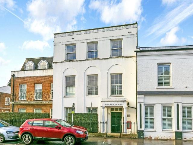 Flat for sale in Hampton Hill, Greater London