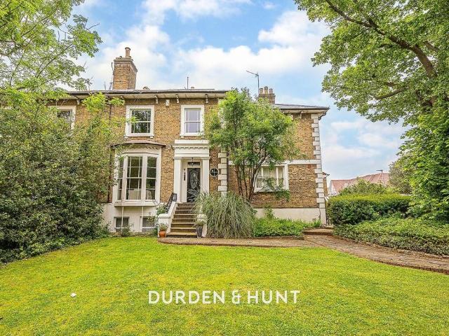 Flat for sale in Woodford Wells, Greater London