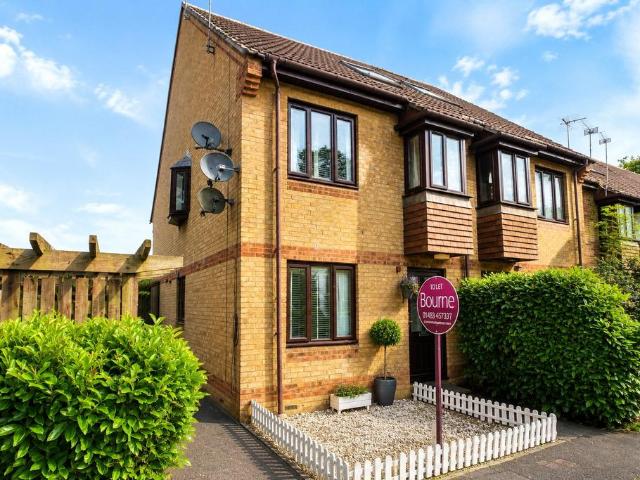 Flat for sale in Goldsworth Park, Woking