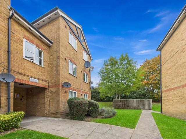 Flat for sale in Slough