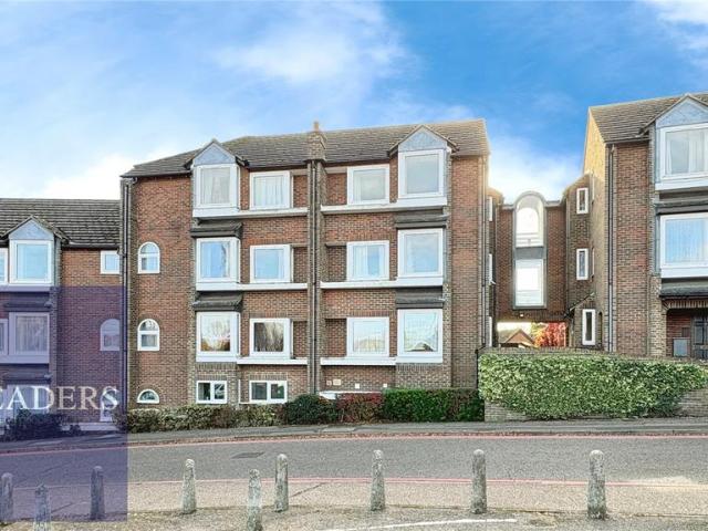 Flat for sale in Chipping Hill, Essex