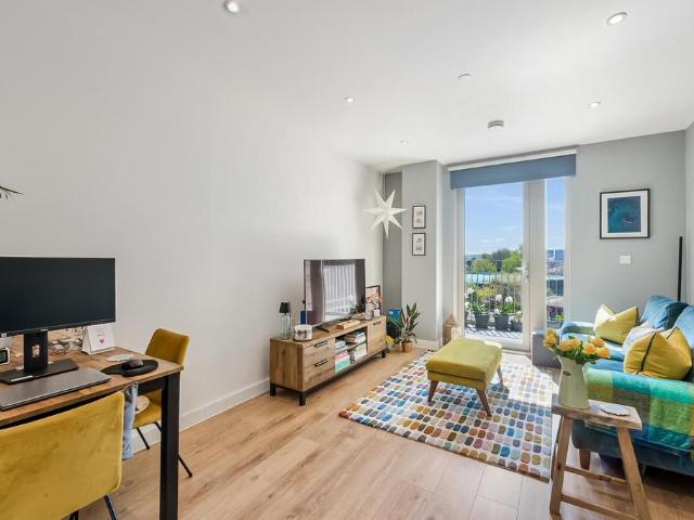 Flat for sale in Silvertown, Greater London