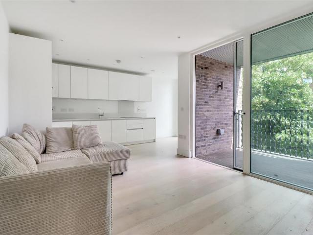 Flat for sale in Kentish Town, Greater London