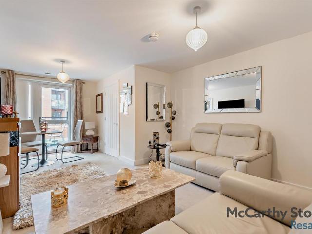 Flat for sale in Hart, Hampshire