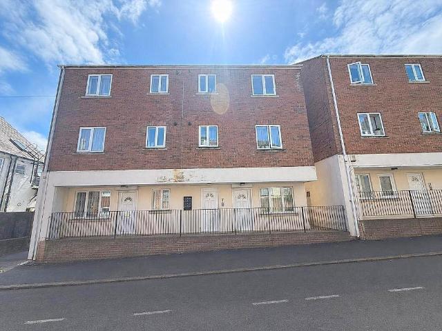 Flat for sale in Spring Park, Luton