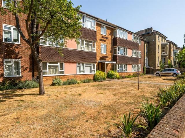 Flat for sale in Surbiton, Greater London