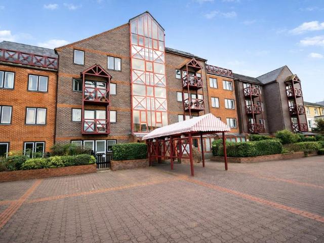 Flat for sale in Guildford Park, Guildford