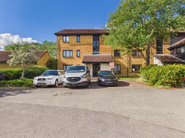 Flat for sale in London Borough of Hounslow, Feltham