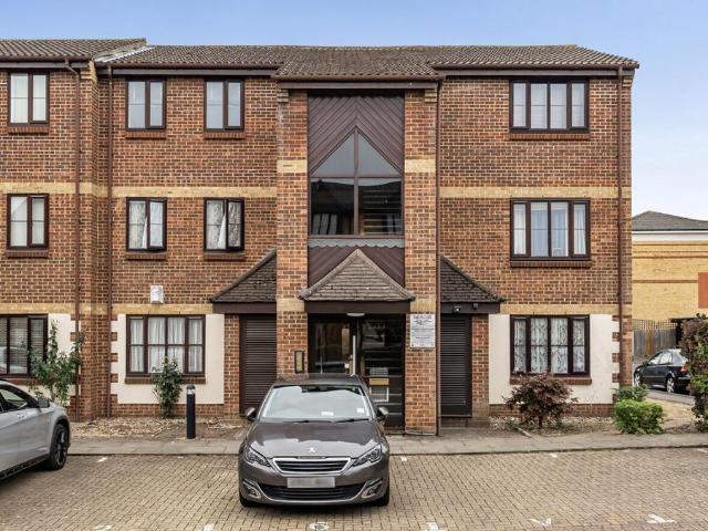 Flat for sale in London Borough of Merton, Mitcham