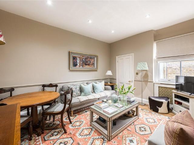 Flat for sale in Battersea, Greater London
