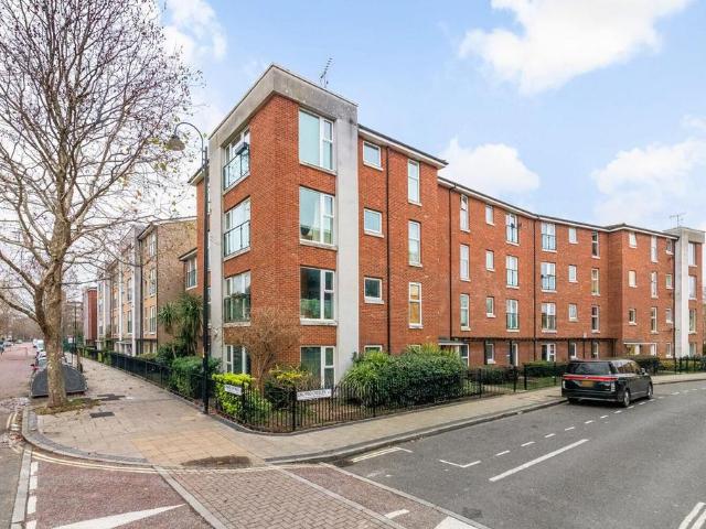 Flat for sale in London Borough of Southwark, Greater London