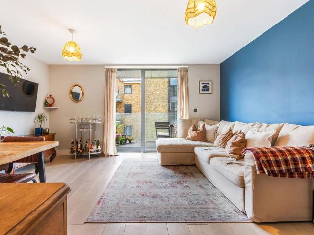 Flat for sale in Surbiton, Greater London