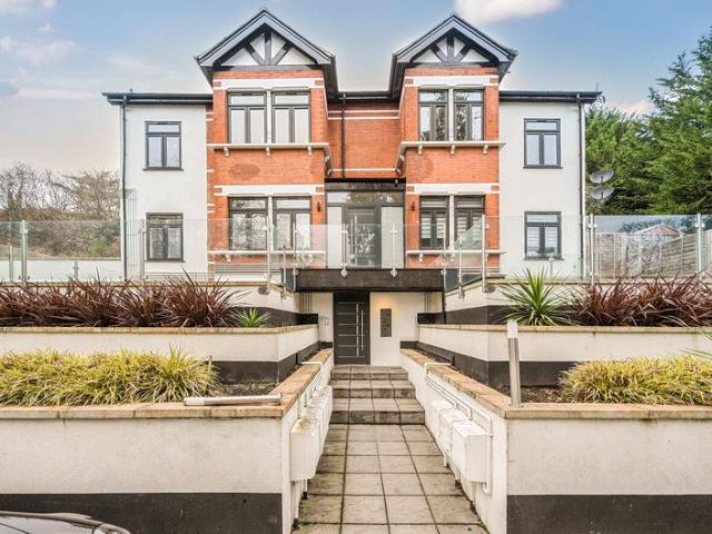 Flat for sale in London Borough of Croydon, Kenley