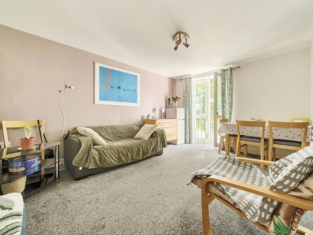 Flat for sale in Kingswood, Cadbury Heath