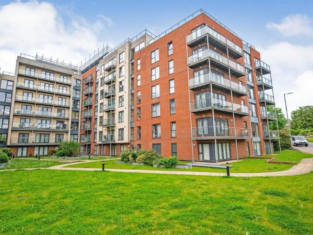 Flat for sale in Highfield, Pouchen End