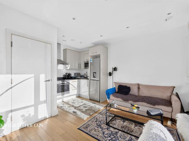 Flat for sale in Royal Borough of Kingston upon Thames, Greater London
