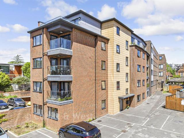 Flat for sale in Pachesham Park, Surrey
