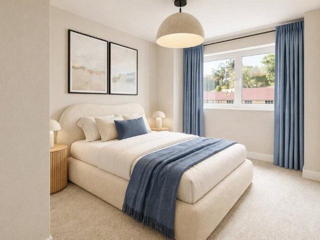 Flat for sale in Mindenhurst, Heol-las