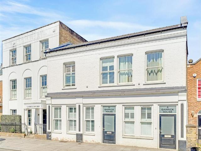 Flat for sale in Hampton Hill, Greater London