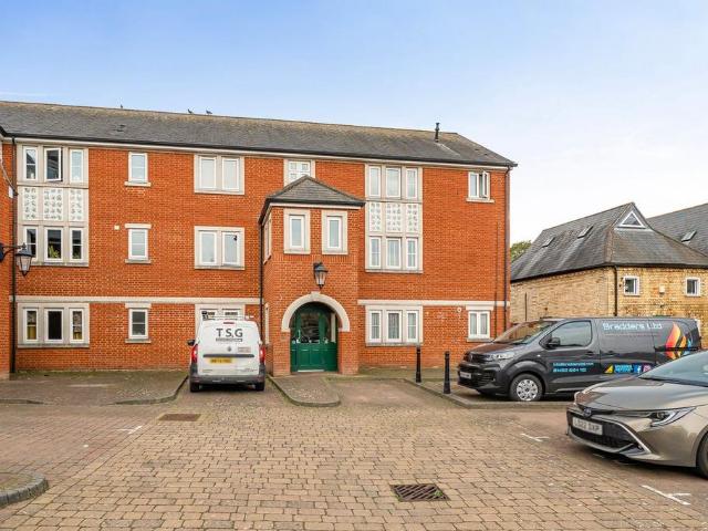 Flat for sale in Shefford, Central Bedfordshire