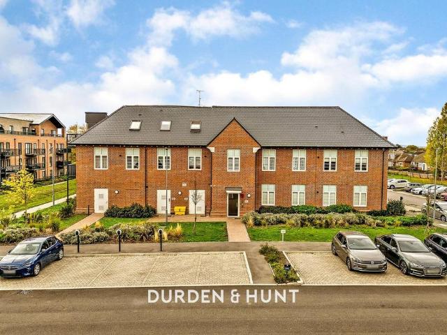 Flat for sale in Elm Park, Greater London