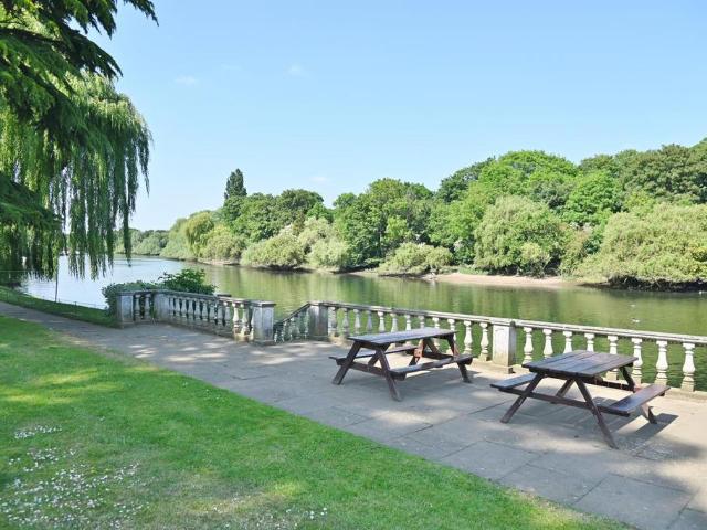 Flat for sale in Strawberry Hill, Greater London